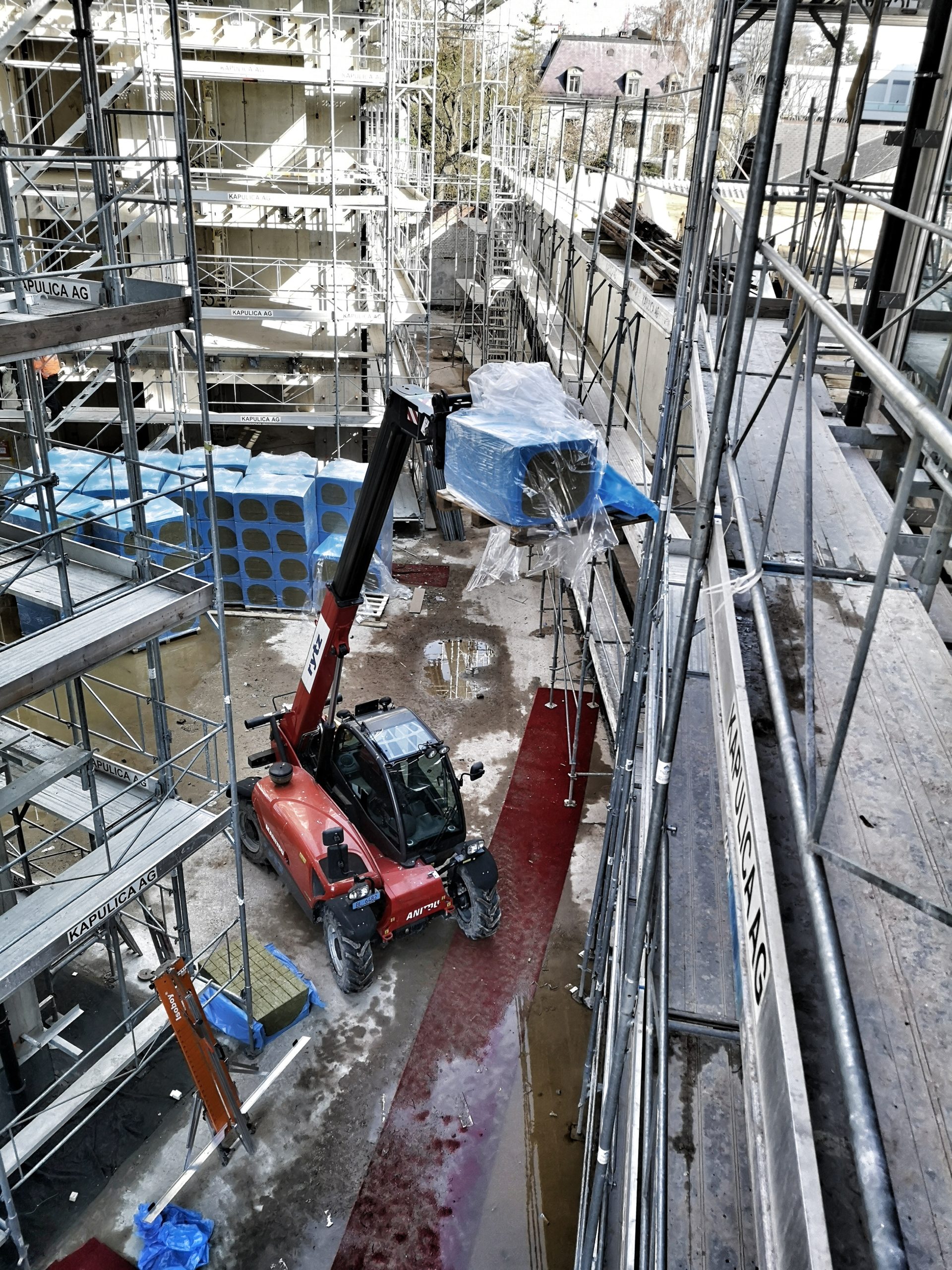 Einbringung der Dämmung mit Manitou Stapler